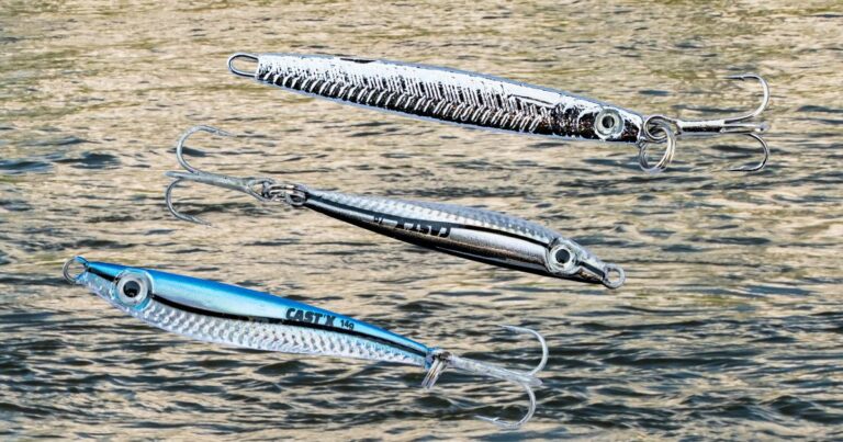 Wist je dat kleine pilkertjes heel goed werken om roofblei te vangen? Veel vissers gebruiken ze niet, maar ze zijn superhandig! Ze zijn klein, vliegen ver als je ze gooit en glijden makkelijk door het water. Met een gewone hengel kun je een pilkertje van 7 gram wel 40 meter ver werpen!